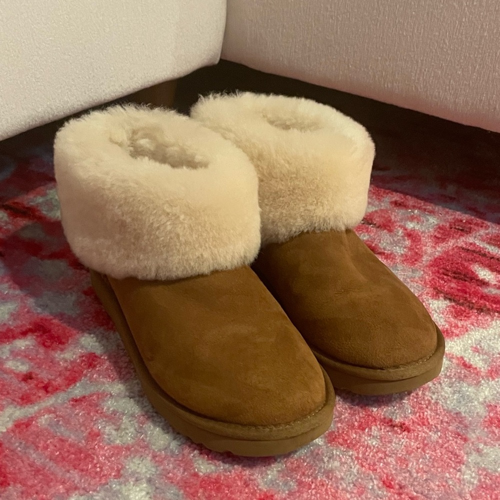 UGG Mini Classic Ankle Boots in Chesnut